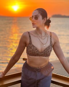 Sonnalli Seygall Instagram - Unfiltered, unedited, just me casually waiting for new sunrises and sunsets 🌞🧡