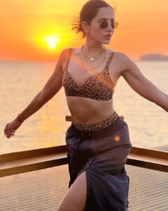 Sonnalli Seygall Instagram - Unfiltered, unedited, just me casually waiting for new sunrises and sunsets 🌞🧡