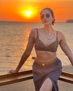 Sonnalli Seygall Instagram - Unfiltered, unedited, just me casually waiting for new sunrises and sunsets 🌞🧡
