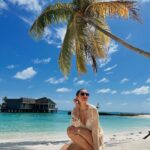 Sonnalli Seygall Instagram - Soaking it all in ☀️ 🌊 @travelwithjourneylabel @atmospherekanifushi #SonnalliwithAtmosphere #AtmosphereKanifushi #BestHoneymoonplace #JoyofGiving #AllInclusive #JourneyLabel #TravelWithJourneyLabel #YouAreSpecial #ThinkHolidayThinkJourneyLabel #LuxuryHoliday #Maldives #TravelWithSonnalli