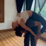 Sonnalli Seygall Instagram - You are as young and healthy as your spine is strong and supple! Backbends for spine health 🧘‍♀️ 🙌 Location: @anokhigardenmumbai #yogawithsonnalli #yogini #spinehealth #flexibilitygoals #yoga