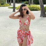 Sonnalli Seygall Instagram - #ｓｕｎｄａｙｍｏｏｄ ☀️❣️ _______________________________________ Resort wear: @mandirawirkhq _______________________________________