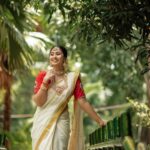 Sreethu Krishnan Instagram - ഓണാശംസകൾ 🌺🌸🌼✨… @tarangini_mua @viji_makeover @zerogravityphotographykerala @ms_design_official @marinasboutique_ @jewellerypatches #sreethukrishnan #onam #photoshoot #positivevibes