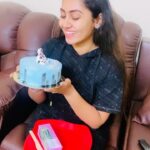 Sreethu Krishnan Instagram - Thankyou very much @yamuna_s_nair 😍😋 for this cake 🩵.. really unexpected one da 🥹♥️✨… And thanks to @cake__n__cream for this beautiful home made dog themed cake and macarons 😍 🐩