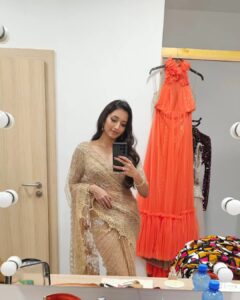 Srinidhi Ramesh Shetty Instagram - So it's a tiny tidy tuesday n while decluttering, I found some random mirror selfies in my gallery🙈 I wonder why was I clicking them though😅🤷🏻‍♀️ 

Are you one of those ppl too who click pictures but never upload or share anything anywhere🤭🤷🏻‍♀️

PS : The last pic, it's just me being the happiest😅🐒