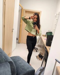 Srinidhi Ramesh Shetty Instagram - So it's a tiny tidy tuesday n while decluttering, I found some random mirror selfies in my gallery🙈 I wonder why was I clicking them though😅🤷🏻‍♀️ 

Are you one of those ppl too who click pictures but never upload or share anything anywhere🤭🤷🏻‍♀️

PS : The last pic, it's just me being the happiest😅🐒