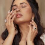 Srushti Dange Instagram – Hmmm subtle 🫧

Styled by @swethaindiranstylist 
Designer @sindira_by_swethaindiran 
MUA by @hairandmakeupbynive 
Earrings by @fineshinejewels
Photographer @camerasenthil