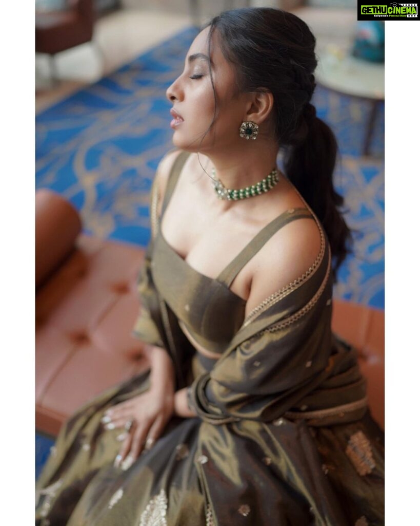 Srushti Dange Instagram - If you got eyes, look at me now 🫒 @swethaindiranstylist @sindira_by_swethaindiran @hairandmakeupbynive @vishaa_hairandmakeup @camerasenthil @fineshinejewels