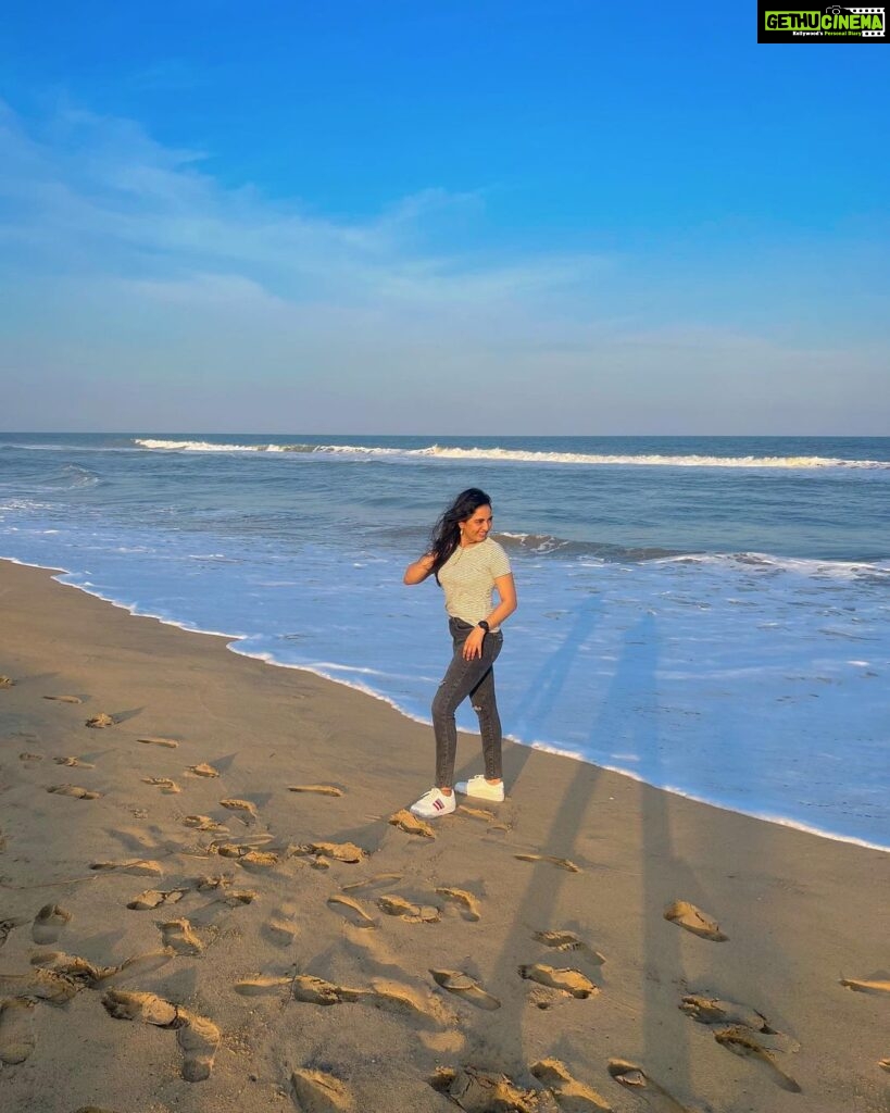 Srushti Dange Instagram - Mentally at the beach 🏖️ 🌊☀️ but in my case physically too 🙃🌤️🌈🫧☔️