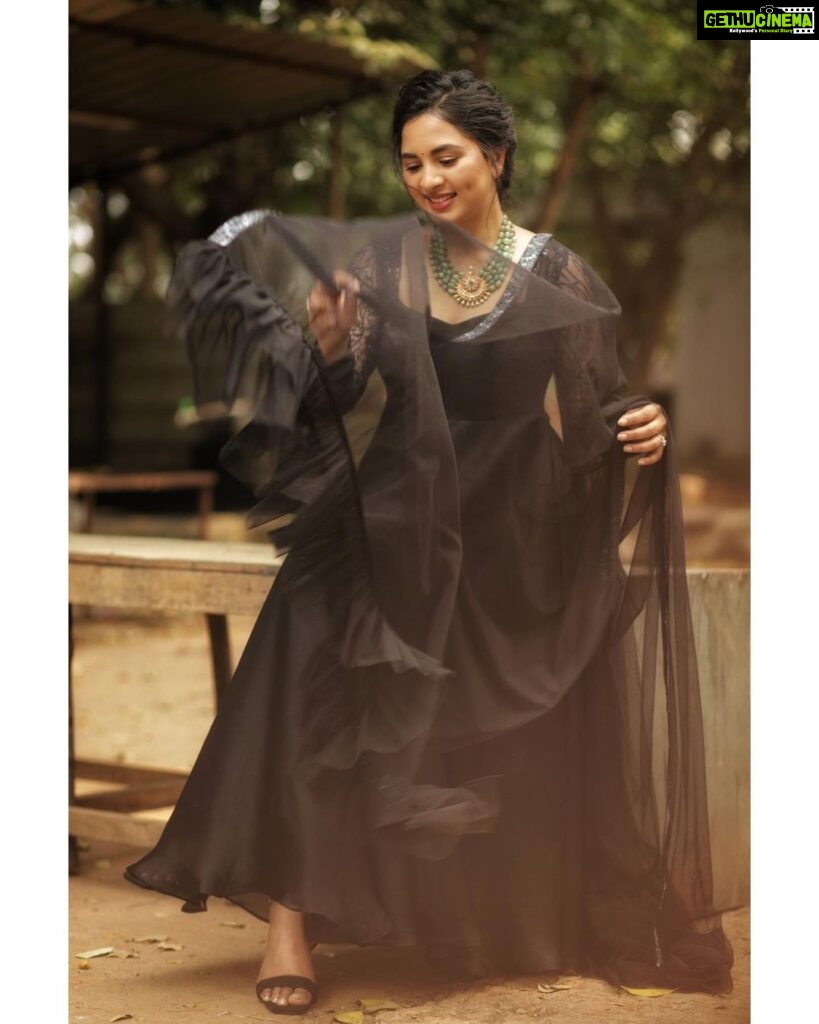 Srushti Dange Instagram - They say black is beauty ♠️ Designer @sindira_by_swethaindiran Styled by @swethaindiranstylist Makeup by @hairandmakeupbynive Hairdo by @vishaa_hairandmakeup Photographer by @shotsbyuv @sat_narain #cute #srushtidange #like4like #travel #instagram #style #summer #srushti #fitness #food #fun #srushtiidange #beauty #instalike #smile #cookuwithcomali #music #ootd #instamood #cwc #cookwithcomali #cookwithcomali4 #cookwithcomaliseason4