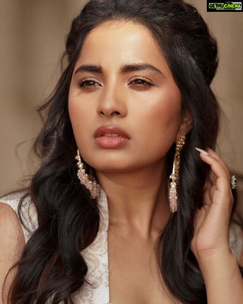 Srushti Dange Instagram - Hmmm subtle 🫧 Styled by @swethaindiranstylist Designer @sindira_by_swethaindiran MUA by @hairandmakeupbynive Earrings by @fineshinejewels Photographer @camerasenthil