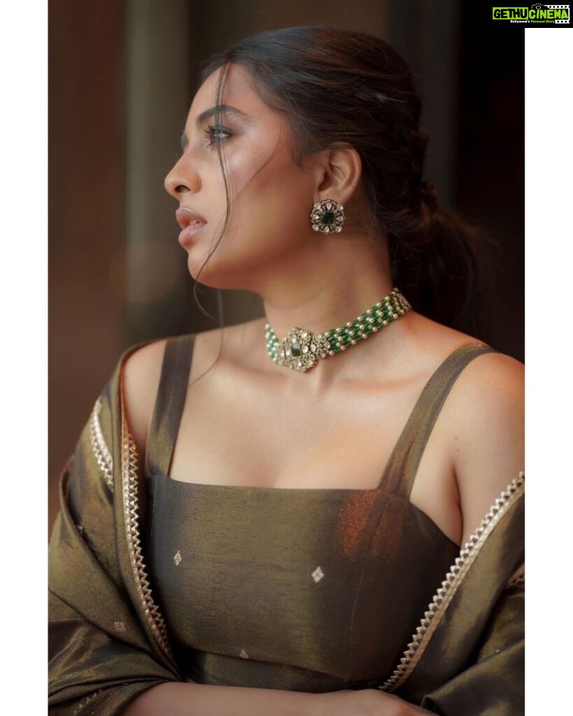 Srushti Dange Instagram - If you got eyes, look at me now 🫒 @swethaindiranstylist @sindira_by_swethaindiran @hairandmakeupbynive @vishaa_hairandmakeup @camerasenthil @fineshinejewels