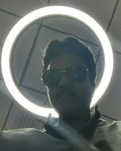 Sunil Instagram - LIGHT THEESKO …😎

Some times the light that we are looking for is right behind us . We just need to change our direction . 
.
.
#lightehe #sunil #shooting #rings #ringoftheday #tollywood #lighttheesko 
#tubelight