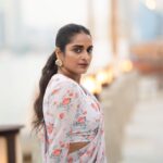 Surabhi Lakshmi Instagram - 🤍🧡🤍🧡 🤍🧡@rashmimuraleedharan 🎥 @sarath_photoartist 💄@amal_ajithkumar 🥻@palanquinebytmj #saree #printsaree