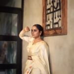Surabhi Lakshmi Instagram - A saree can convert a girl next door into an artist’s muse! Beautiful saree from :@turmerikofficial @nivethithasanjay Styling: @rashmimuraleedharan Hair&makeup: @amal_ajithkumar Photography: @merin__georg Ernakulam district