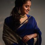 Surabhi Lakshmi Instagram - ‘It’s calm under the waves in the blue of my oblivion’💙 Photography: @toms_g_ottaplavan Costume & styling: @rashmimuraleedharan Hair&makeup: @amal_ajithkumar Saree: @the_dstudio Blouse stitch: @saanvi_designs_ Jewellery: @anokhi_priyakishore #AboutWork