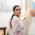 Surabhi Lakshmi Instagram - 🤍🧡🤍🧡 🤍🧡@rashmimuraleedharan 🎥 @sarath_photoartist 💄@amal_ajithkumar 🥻@palanquinebytmj #saree #printsaree
