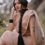 Surabhi Santosh Instagram - സ്നേഹത്തിൻ്റെ സഹോദര്യത്തിൻ്റെയും ഓണാശംസകൾ നേരുന്നു 🌸 Happy Onam to all ✨ #Onam2023 #Onamishere #celebrationtime #onamshoot #outdoorphotoshoot