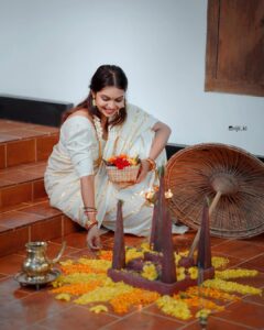 Tanvi Ram Instagram - Onam🌸

Camera - @rijil_kl 
Attire - @house_of_shalabam 
MUA - @sreegeshvasan_makeupartist 
Jewellery - @parakkat_jewels 
@elsamma_johnson_ 
@_anjalianil.__ 
Location - @palissery_heritage_home Special thanks to @imjoboyaugustine
