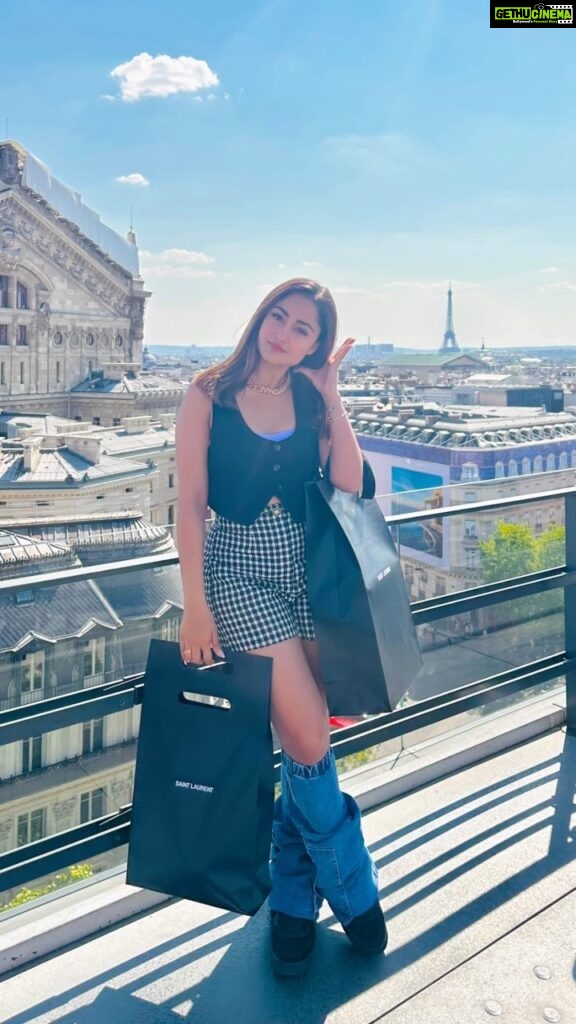Tridha Choudhury Instagram - Love at first sight 👜 #travelwithtridha #retailtherapy #therapysession #confessionsofashopaholic #shopaholic #parisvibes #parisjetaime #parisjetadore #parisienne Galeries Lafayette