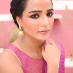 Tuhina Das Instagram - Nothing, I just like the #song 🎵💕 #sunday #reelsinstagram #reelitfeelit #tuhinadas #saree #trending #love #sareelove #pink#sundaymood☀️ @clickbuzzabir 📸 Shoot for @aajkaal.in Saree @lalia_sanskriti @makeupartist_bhaskarbiswas 💄 Mumbai - मुंबई