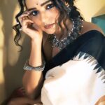 Tuhina Das Instagram - #oldschool 👧 Wearing @lalia_sanskriti @makeupartist_bhaskarbiswas Vedio @clickbuzzabir Edited by @talentwala.in #monday #tuhinadas#saree #sareelove #reels #reelsinstagram #trending #viralreels #startyourdaywithasmile#new#sareeindia Kolkata city of joy