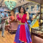 Ulka Gupta Instagram – @lotus_silver_jewellery @kanakagrwl 
@navneeth_bhansali 

Styled by @aishwaryavenishetty_official 
Dress by @archithanarayanamofficial 
Mua @triyas_glam_makeup