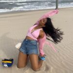 Ulka Gupta Instagram – You make me crazier ✨💕

Thank you @niikkkiiii_thakur for these lovely clicks 

#dearbeachiloveyou #danangbeach