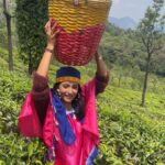 Ulka Gupta Instagram - Chai ke Baaghaan mein yeh nahi kiya toh kya kiya? 🤙🏾 Sollu 😎 #teaplantations #ootydiaries Ooty & Coonoor, Nilgiri Hills, Tamil Nadu