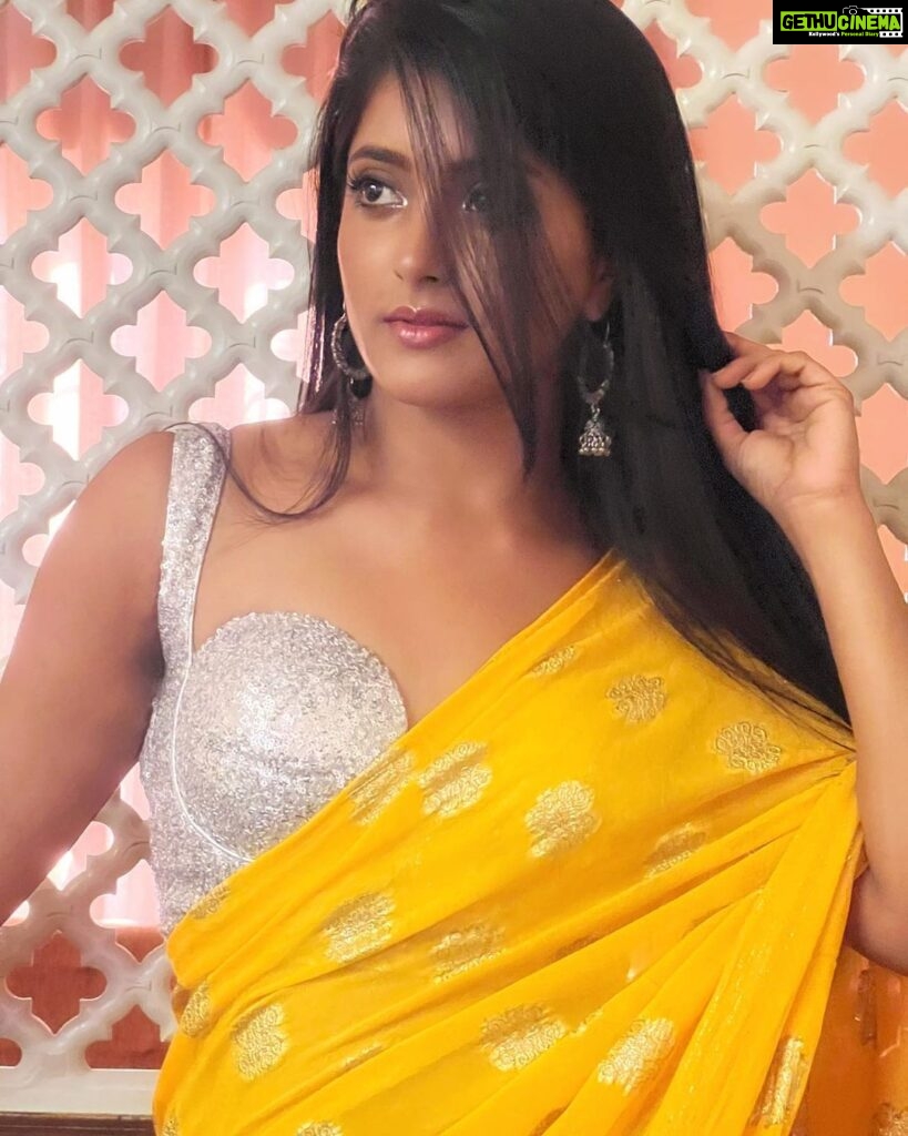 Ulka Gupta Instagram - Brightening up my grid 💛