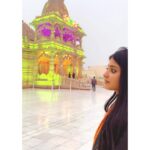 Ulka Gupta Instagram - वैकुंठ में भी ना मिले जो वो सुख, कान्हा तेरे वृंदावन धाम में है, कितनी भी बड़ी विपदा हो चाहे, समाधान तो बस श्री राधे तेरे नाम में है। #radheradhe #harekrishna #vrindavan