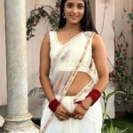 Ulka Gupta Instagram – 🕊
Let’s make Truce
All thanks to my white saree 🤍
.
.
#sareelove