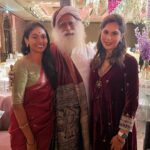 Upasana Kamineni Instagram - @sadhguru with his daughters. 1 real the other can be adopted ☺️ Always a pleasure to be in the presence of @sadhguru 🙏 Thank you for coming for Thatha’s birthday❤️ Big hug to @radhejaggi 🤗
