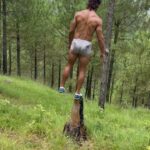 Vidyut Jammwal Instagram - Kalaripayattu says -: Life is ironic..To know Balance, one needs to study Unbalance #itrainlikevidyutjammwal