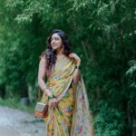 Vithika Sheru Instagram - Monsoons Are My Fav 💛 Saree - @madhoosclassic8 Earrings - @pretty.jewelbox Pc- @pixelaffinityphotography Bag - @cosmic.dots