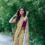 Vithika Sheru Instagram - Monsoons Are My Fav 💛 Saree - @madhoosclassic8 Earrings - @pretty.jewelbox Pc- @pixelaffinityphotography Bag - @cosmic.dots