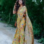 Vithika Sheru Instagram - Monsoons Are My Fav 💛 Saree - @madhoosclassic8 Earrings - @pretty.jewelbox Pc- @pixelaffinityphotography Bag - @cosmic.dots
