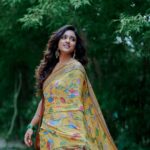 Vithika Sheru Instagram - Monsoons Are My Fav 💛 Saree - @madhoosclassic8 Earrings - @pretty.jewelbox Pc- @pixelaffinityphotography Bag - @cosmic.dots