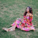 Vithika Sheru Instagram - You Will Bloom Right On Time 💐 . Footwear - @flutter_preeti Outfit - @madhoosclassic8 PC - @pixelaffinityphotography