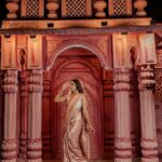 Vithika Sheru Instagram - I Carry My Grace Just Like This Saree ❤️ @house_of_aakriti has an amazing collection. Do check out their page for more beautiful sarees. PC - @teamartviewworks Location - @passionate_studios