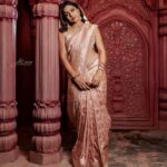 Vithika Sheru Instagram - I Carry My Grace Just Like This Saree ❤️ @house_of_aakriti has an amazing collection. Do check out their page for more beautiful sarees. PC - @teamartviewworks Location - @passionate_studios