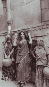 Yogita Bihani Instagram - Spotted camouflaging with the ladies in Jodhpur 🏺💁🏻‍♀️👯‍♀️

#Jodhpur #Rajasthan #comingsoon #reels #bluecity