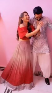 Aalisha Panwar Instagram - When ur dressed in Bollywood Theme.. 🪩💃🕺🤷‍♀️

#reelitfeelit #reelkrofeelkro #bts #onset #radha #dance #wednesdayvibes
