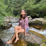 Aanchal Khurana Instagram – Kaun kaun relate kar raha hai mere bachpane se ??

.

.

.

.

.

.

.

.

.

.

.

.

.

.

.

.

.

.

.

.
 #trending #trendingaudio #song #jibhiwaterfall #aajfirjeenekitammanahai #mountains #mountainlife #pahadilife #jibhi #shoja #himachalpradesh #manali #delhigirl #travel #travelblogger #reelitfeelit #reelkarofeelkaro #aanchalkhurana #likeforshare #monsoon #viralreels