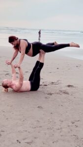 Aashka Goradia Instagram - Flashback and Present (with extra kilos and same strength 😉) 
Future - there will be a little one, daddy B has a lot to carry! Strong Dad ♥️
.
.
.
.
.
.
.
.
#pregnant #parentstobe #dadtobe #momtobe #acroyoga #nowandthen #34weekspregnant #shivashiva