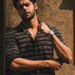 Abhimanyu Dasani Instagram - Wear stripes so I'm not spotted 😜 #AankMicholi 📸 @vaibhav.photographyyy Outfit @jackjonesindia Styled by @anshikaav Assisted by @bhatia_tanisha Mumbai, Maharashtra