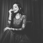 Abhirami Venkatachalam Instagram - You smile I smile I love ya fam 🤍 #life #live #love #happy #vibes #positivevibes #monochrome #instagram #instamood #instalove #instalife #instalike #instapost #post #instafashion #abhiramivenkatachalam #kannamma #av