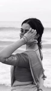 Abhirami Venkatachalam Instagram - She was an epitome of happiness- Mother Nature 🙏🏼 #ocean #oceanlover #pisces #love #life #happy #moments #peace #abhiramivenkatachalam #kannamma #ab #instagood #instagram #instareels #instalove #instamood #chennai 
Team: @shotsbyuv
@kishorekumar5749
@sat_narain thank you so much for such an amazing time , had fun shooting with the team🙏🏼