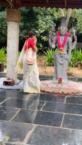 Abhirami Venkatachalam Instagram - My day in Kalakshetra , the moment I went and stood two flowers from Maha Vishnu’s shoulder just fell like a blessing 🙏🏼🌺 don’t know how to say this in words ... I have too many memories with him 🙏🏼🙏🏼🙏🏼 not even a day passed without connecting with him when I was there ...cherished my memories in every step I took ✨
#memories #kalakshetra #dance #love #life #abhiramivenkatachalam #ab #kannamma 
Video credits - @kaliveerapathiran