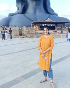 Abhirami Venkatachalam Instagram - My peaceful space in this universe 🧡 with my man #coimbatore #peace #spirituality #touch #heart #bestday #emotional #bond #my #man #life #answers #forever #yours #yourstruly #ammu #abhiramivenkatachalam #isha  #ishayoga #ishayogacenter